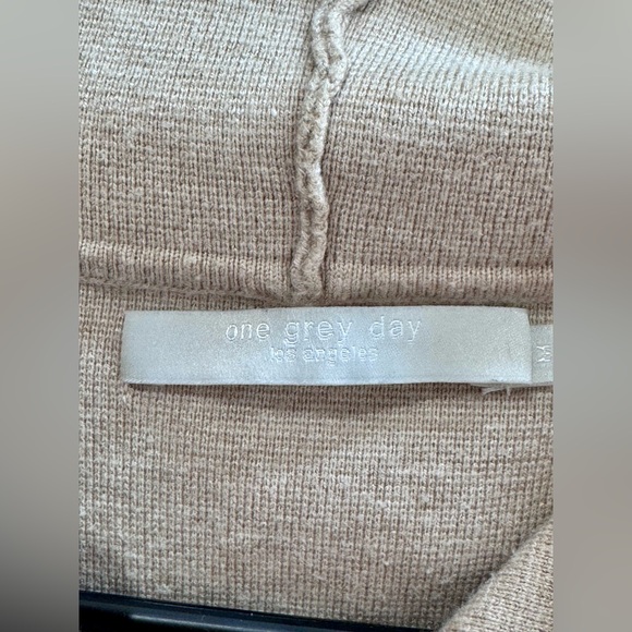 One Grey Day Grommet Hoodie Cropped Oatmeal Top Sweatshirt Women's Medium. - Picture 3 of 5